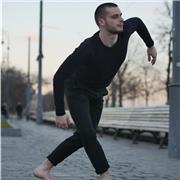 Danseur professionnel propose des cours directement basés Sur le placement et la qualité du mouvement en danse classique. Je ferai de mon mieux pour vous rapprocher des étoiles !